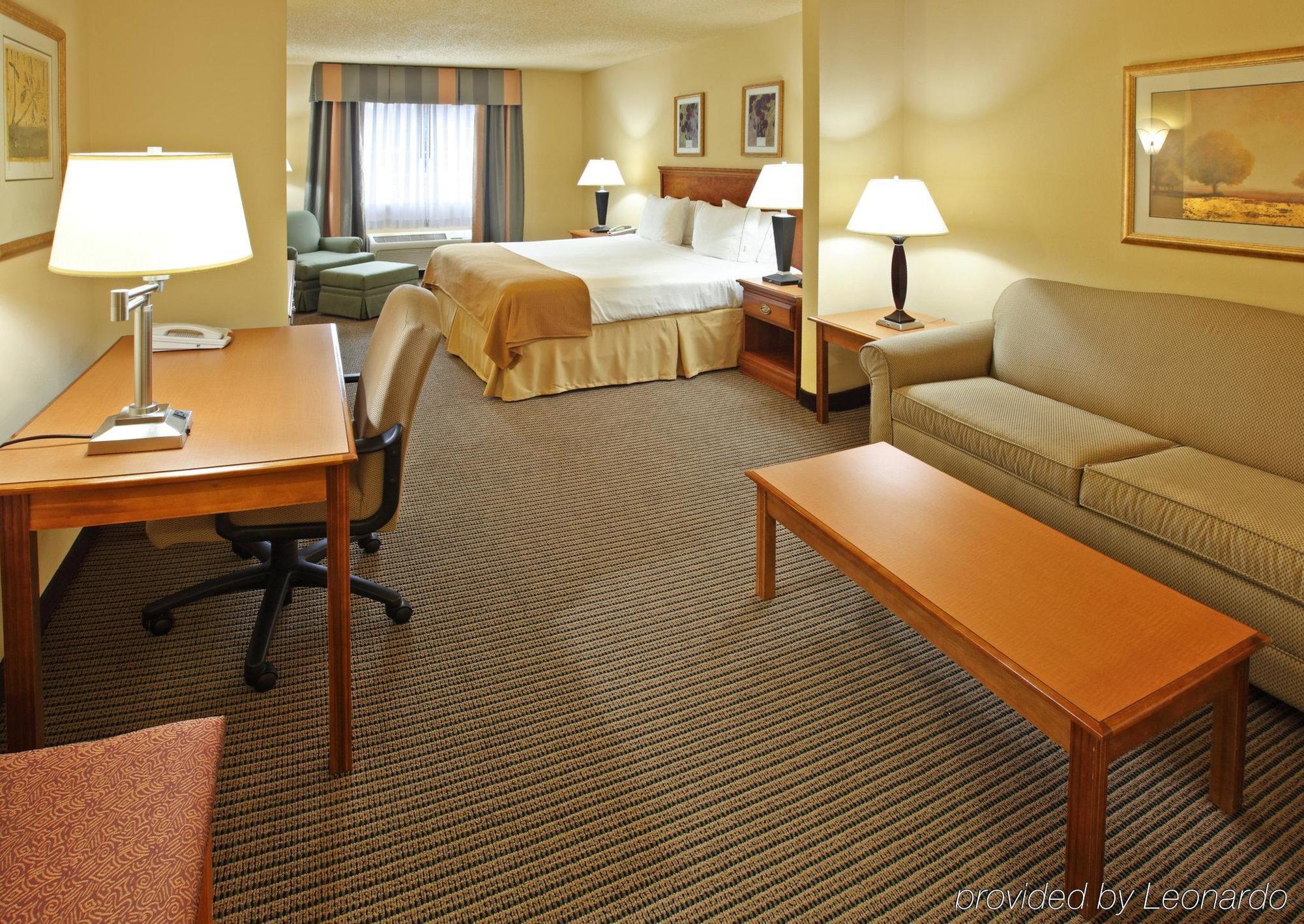 Holiday Inn Express & Suites Magnolia-Lake Columbia Værelse billede